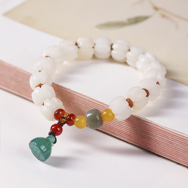 Weißes Bodhi-Armband mit Achat Anhänger und farbigen Perlen elegant.