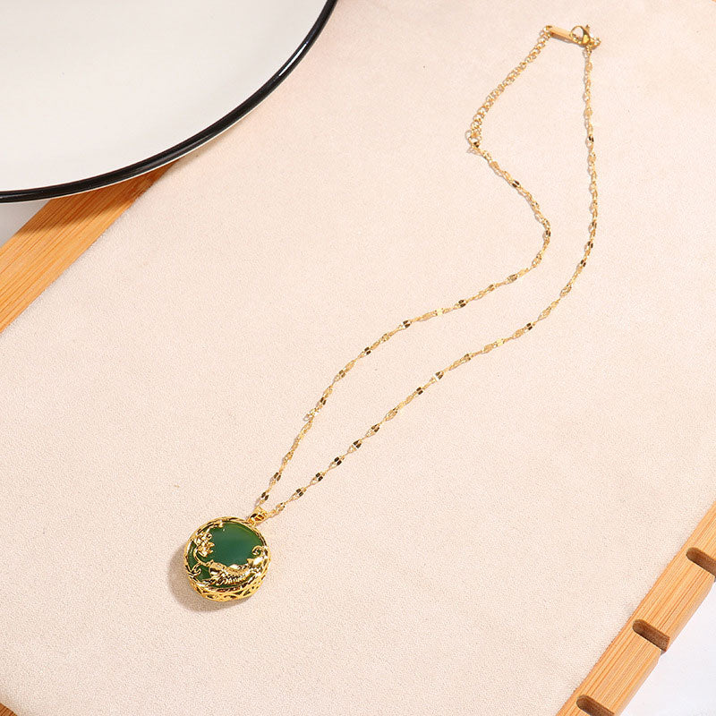 Kette Jade Koi Lotus Anhänger goldfarben elegant minimalistisch Naturstein