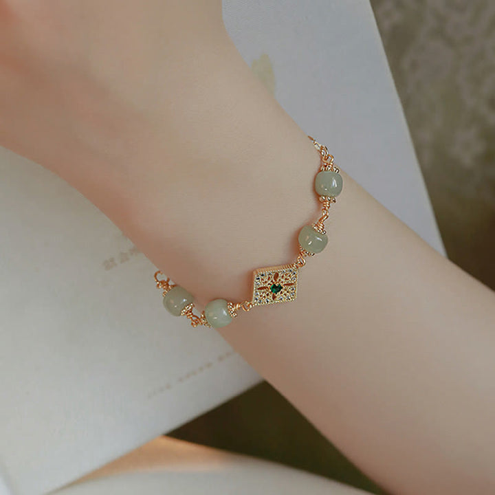 Hetian Jade Armband mit grünen Steinen und goldenem Verschluss elegant