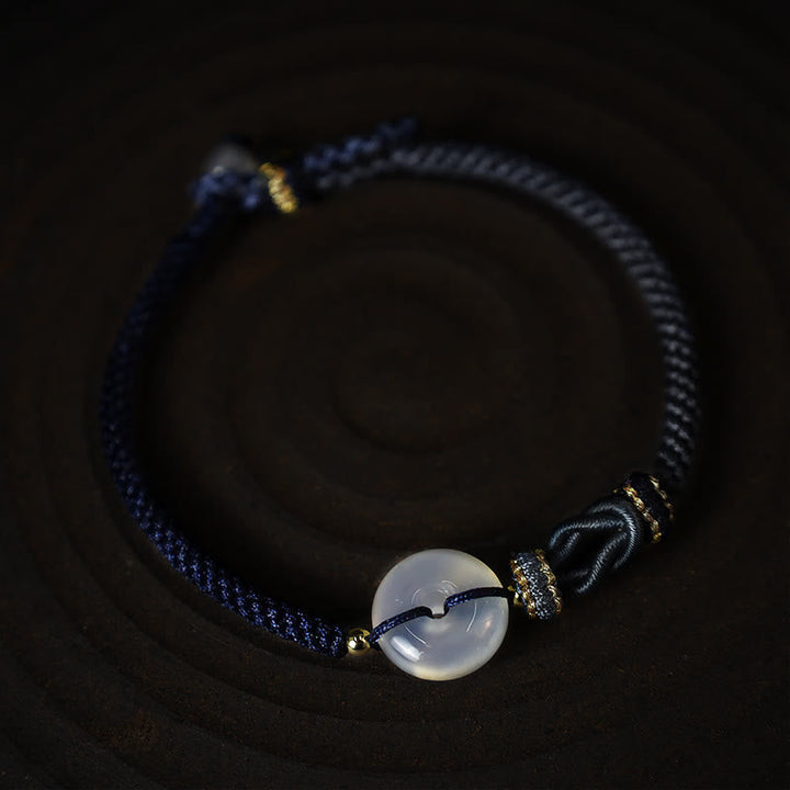 Armband Achat – Schutz & Glück weißer Stein dunkelblau elastisch getragen