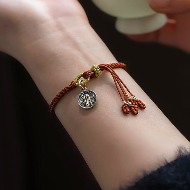 Rotes Armband 925 Silber mit Münzanhänger am Handgelenk getragen Schutz Glück Energie