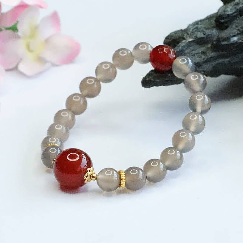 Armband Roter Achat – Harmonie mit grauem Mondstein elastisch getragen