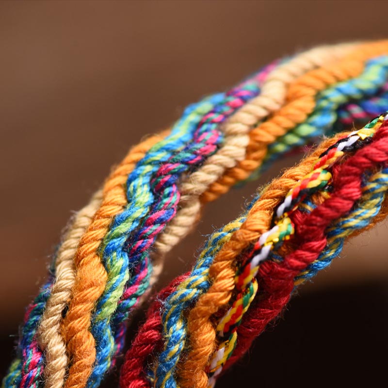 Buntes geflochtenes Armband mit mehrfarbigen Schnüren und Mustern.
