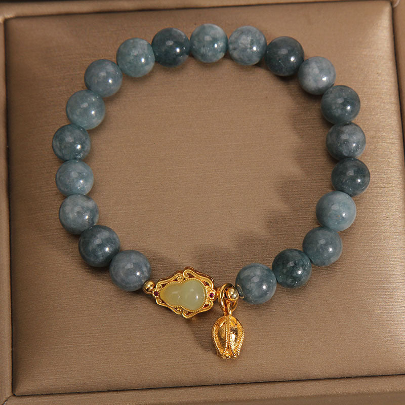 Jade Gourd Armband mit graugrünen Steinen und goldenem Charm Glück
