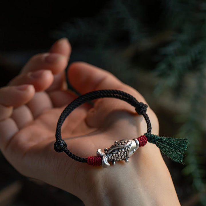 Armband 925 Silber Koi Fisch am Handgelenk getragen schwarze Schnur Glück