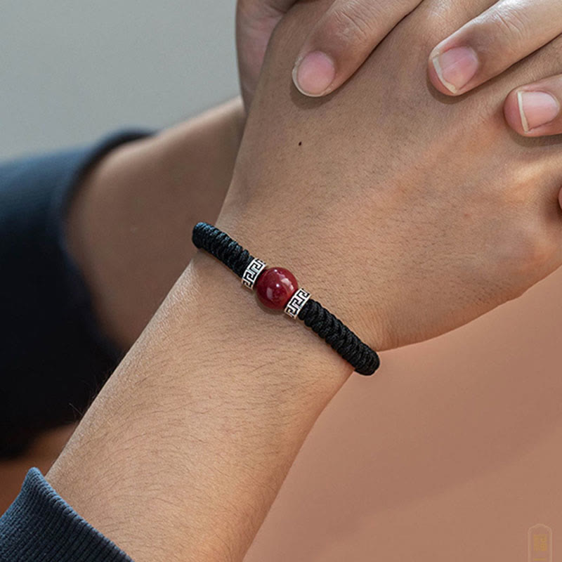 Armband 925 Silber Zinnober am Handgelenk getragen schwarzes elastisches Band