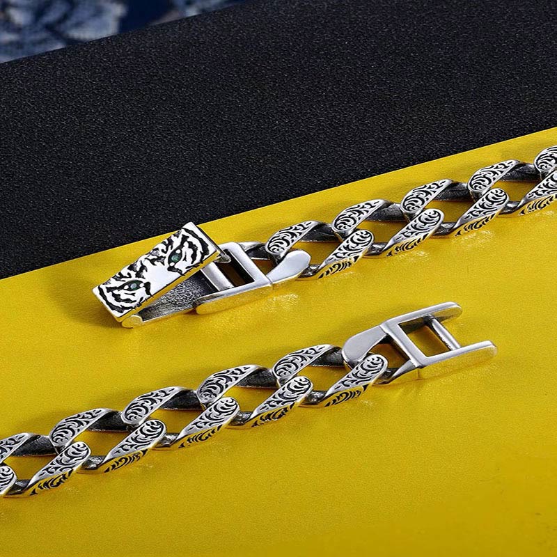Silbernes Armband mit Muster auf gelbem Hintergrund elegant präsentiert.