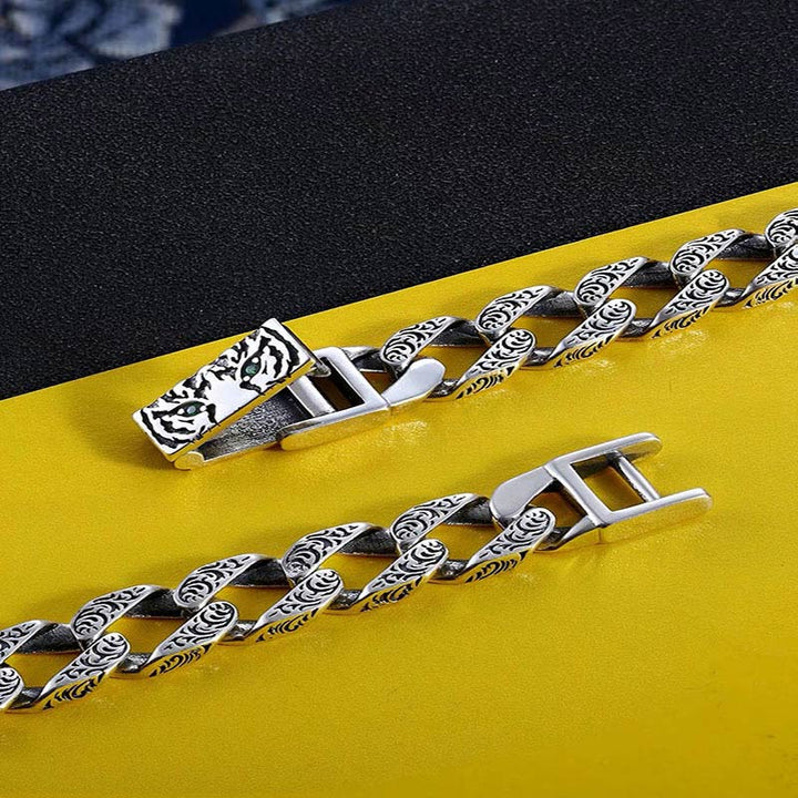 Silbernes Armband mit Muster auf gelbem Hintergrund elegant präsentiert.