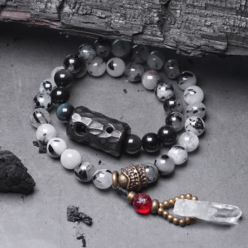 Armband mit weißem Kristall, Ebenholz und roten Akzenten elegant arrangiert.