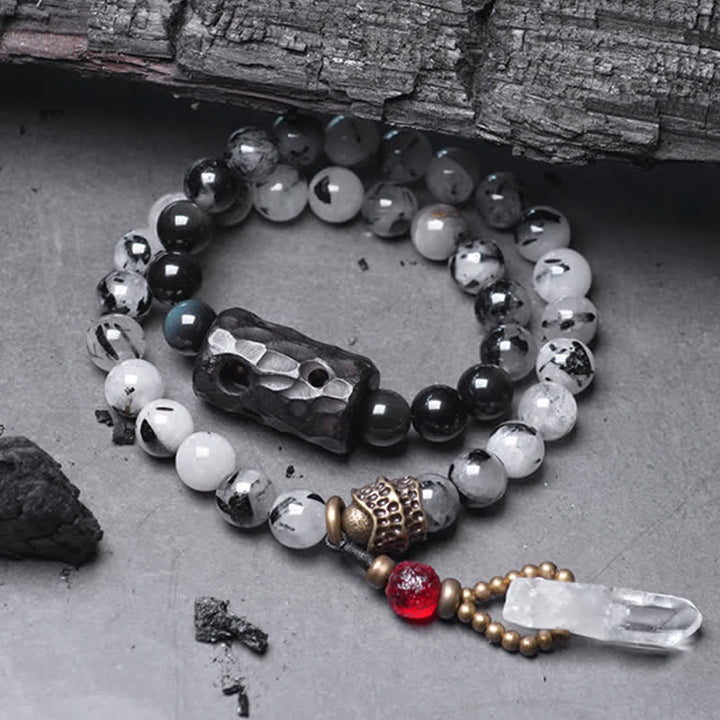 Armband mit weißem Kristall, Ebenholz und roten Akzenten elegant arrangiert.