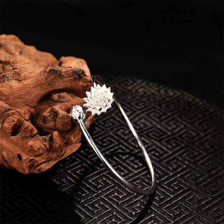 Silbernes Lotus Armband Kupfer Holz Hintergrund elegantes Design