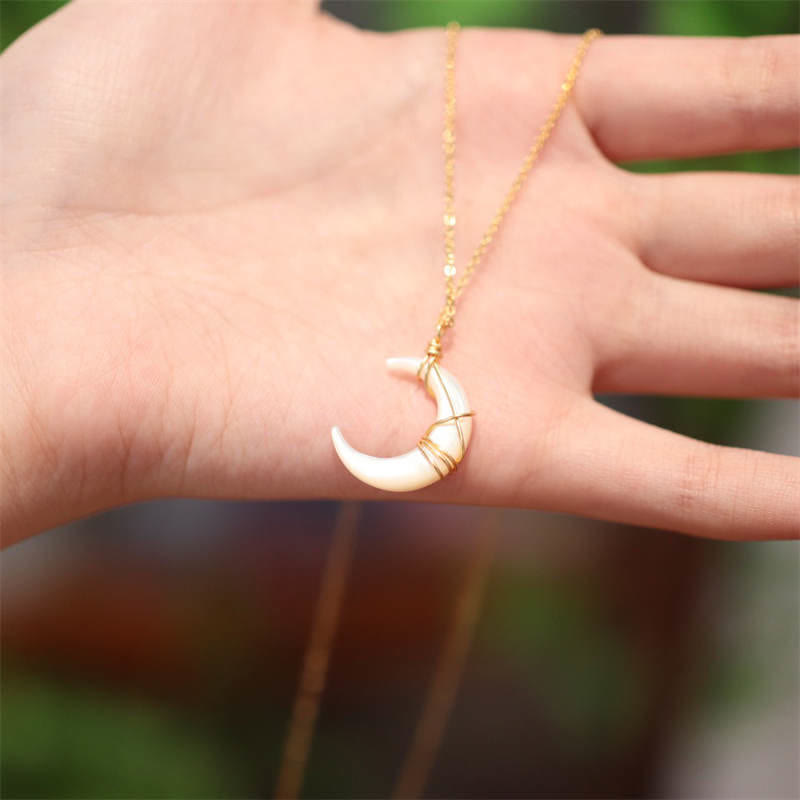 Kette Mond – Segen, goldene Mondanhänger Halskette mit weißem Stein elegant