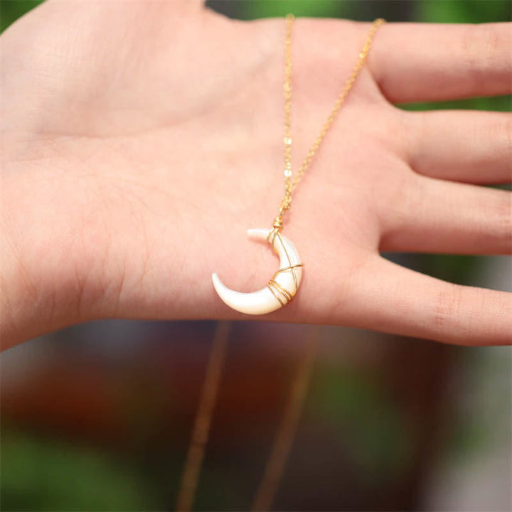 Kette Mond – Segen, goldene Mondanhänger Halskette mit weißem Stein elegant