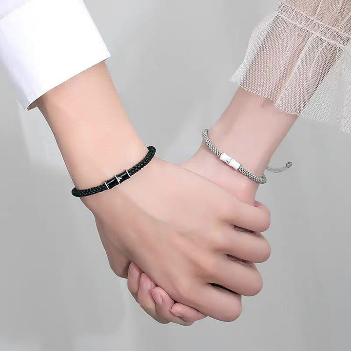 Armband Bambus – Heilung Paar Hände halten sich schwarzes silbernes Armband