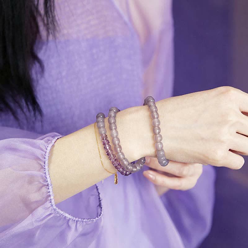 Amethyst Kristall Armband am Handgelenk getragen lila Heilstein elastisch