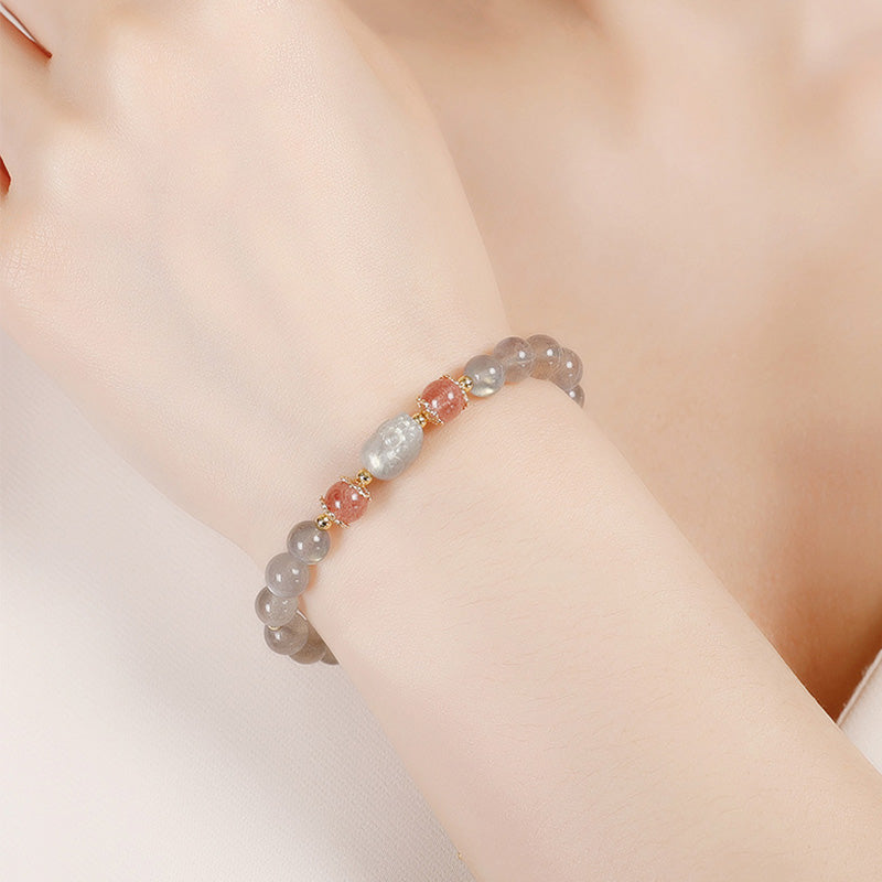 Armband Erdbeerquarz Aquamarin Pixiu Heilung am Handgelenk getragen elegant