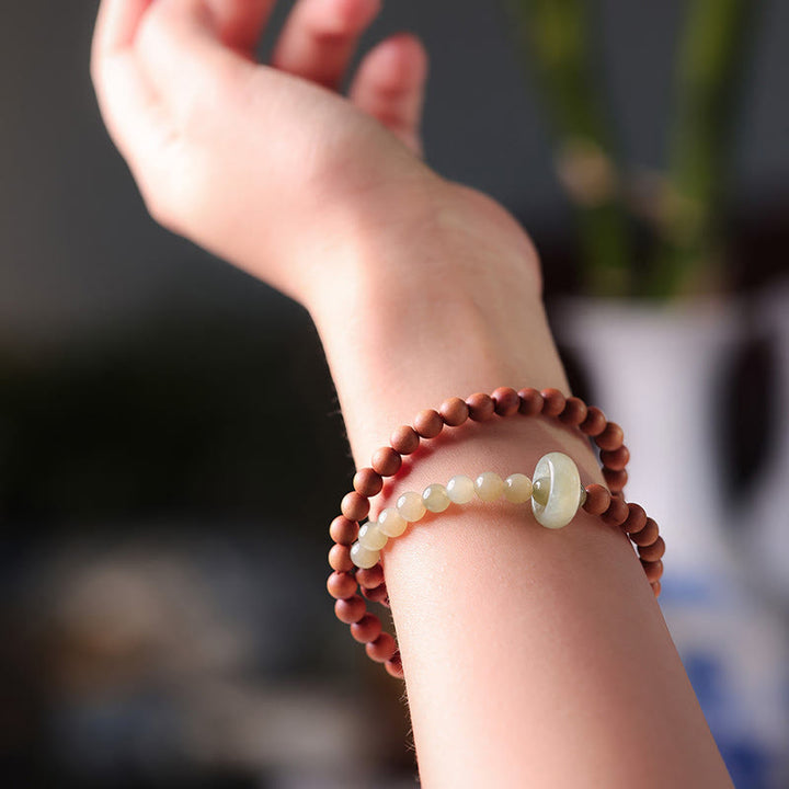 Armband Sandelholz Jade – Schutz am Handgelenk getragen Naturstein elastisch