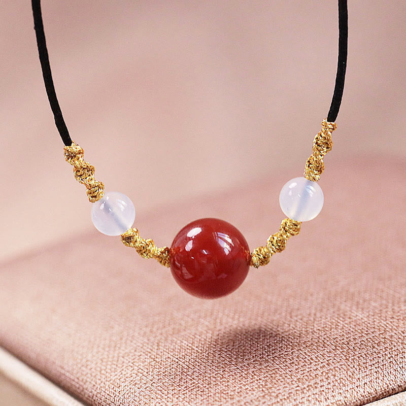 Armband Roter Achat – Balance mit weißem Mondstein elegant getragen