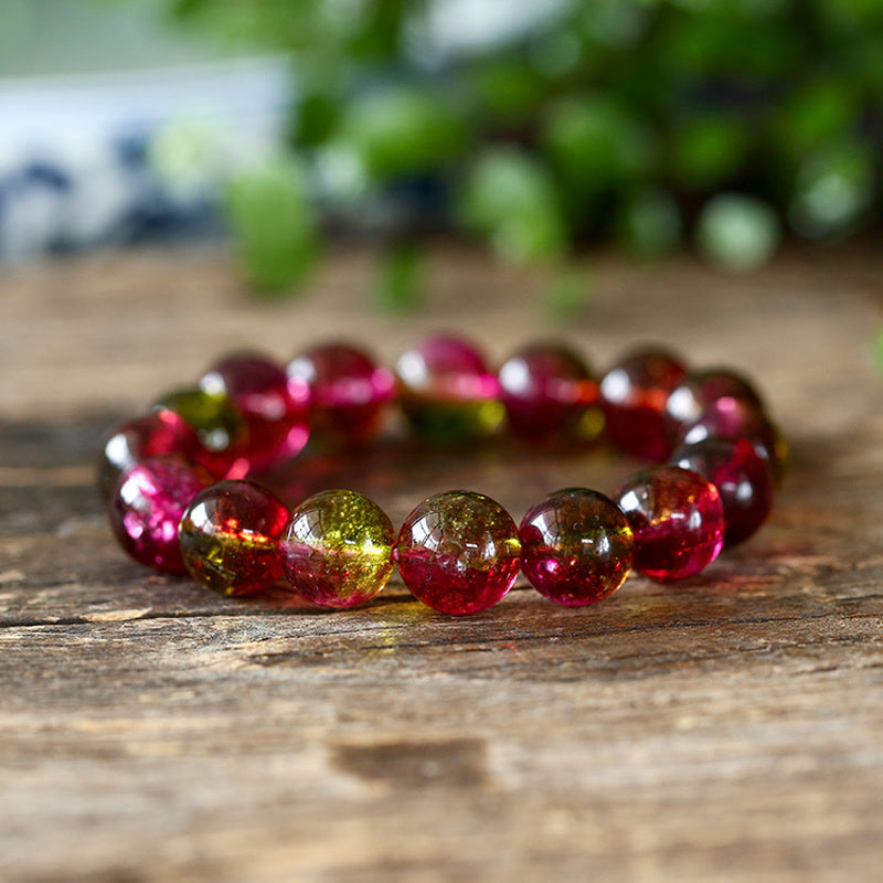 Rotes Turmalin Armband Liebe Weisheit auf Holz Nahaufnahme Naturstein