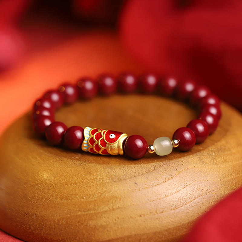 Armband Zinnober Jade Koi Fisch – Glück & Segen am Handgelenk getragen