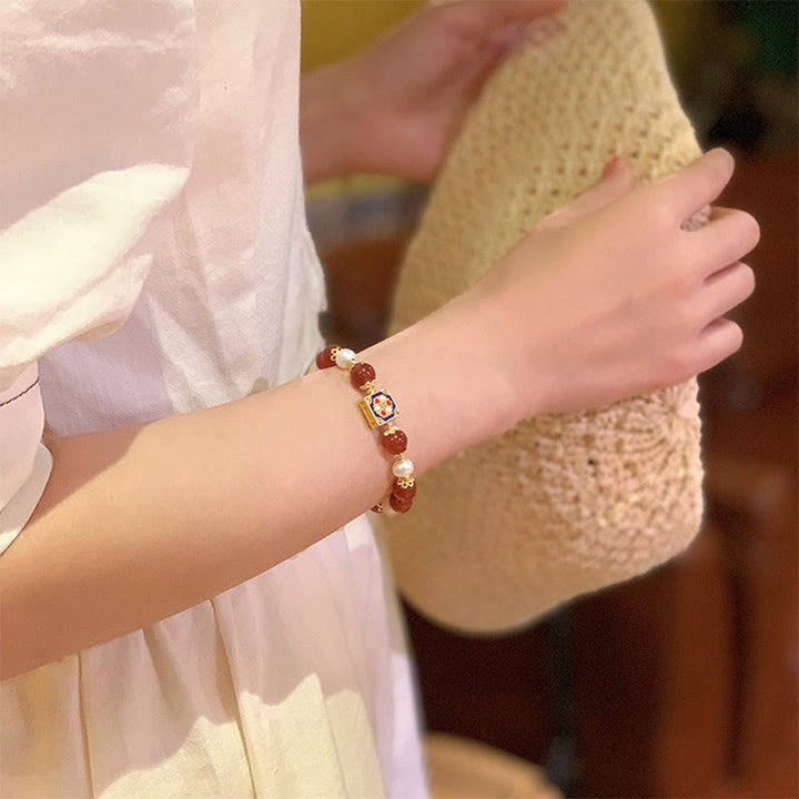 Armband Roter Achat Perle mit goldenen Elementen am Handgelenk getragen