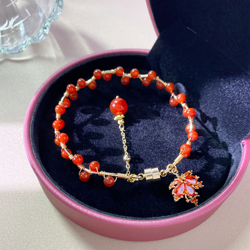 Rotes Armband mit Ahornblatt Charm Gold Perlen Schmuck