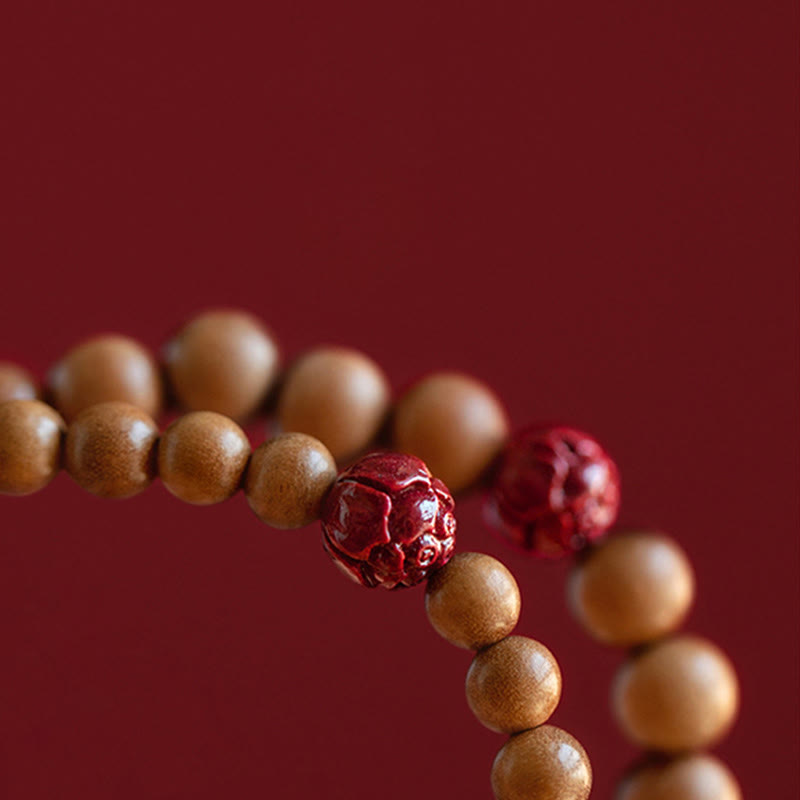 Armband Zinnober Lotus – Glück & Wohlstand mit Holzperlen rotes Detail.