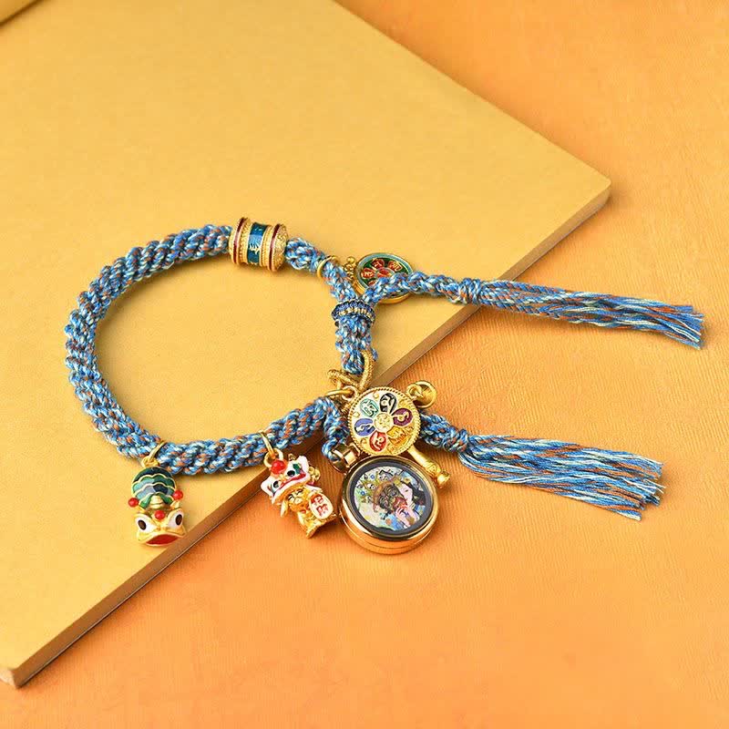 Armband – Glück & Wohlstand blaues Seil goldene Charms Flachlage gelber Hintergrund