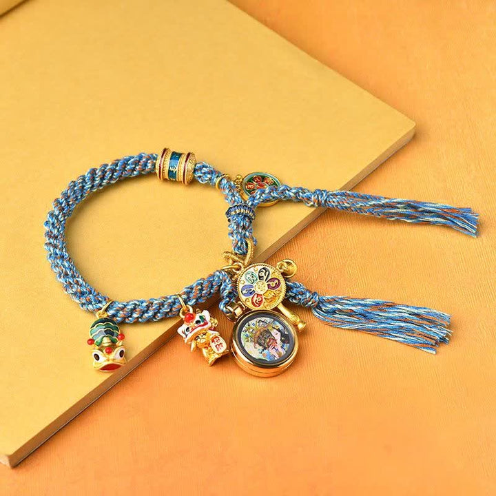 Armband – Glück & Wohlstand blaues Seil goldene Charms Flachlage gelber Hintergrund