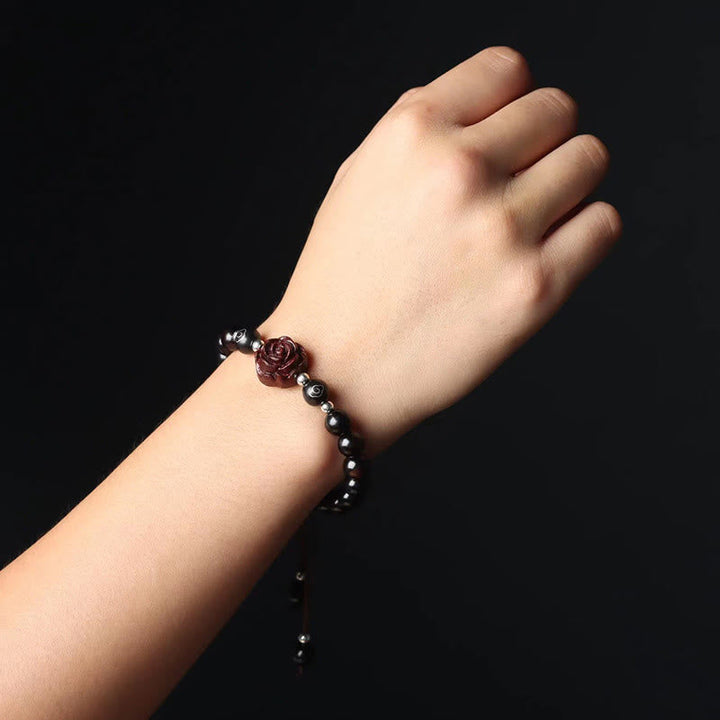 Armband Sandelholz mit Perlen am Handgelenk elegantes Design getragen