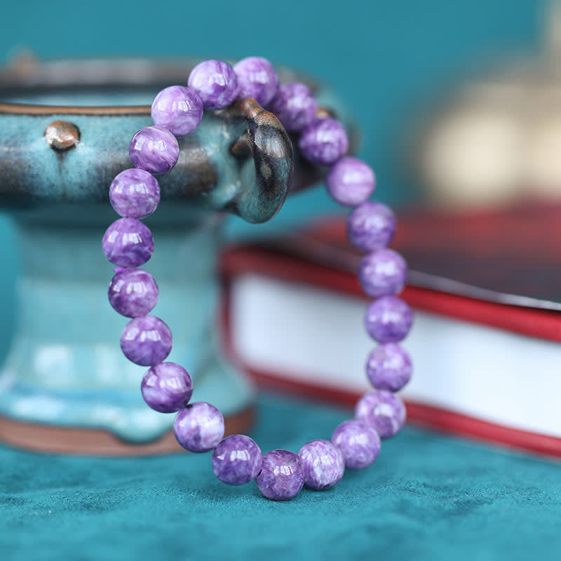 Amethyst Kristall Armband mit violetten Perlen elastisch getragen