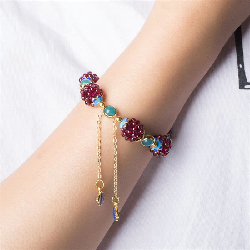 Armband Granat Garnet – Ruhe am Handgelenk getragen rote Natursteine Gold