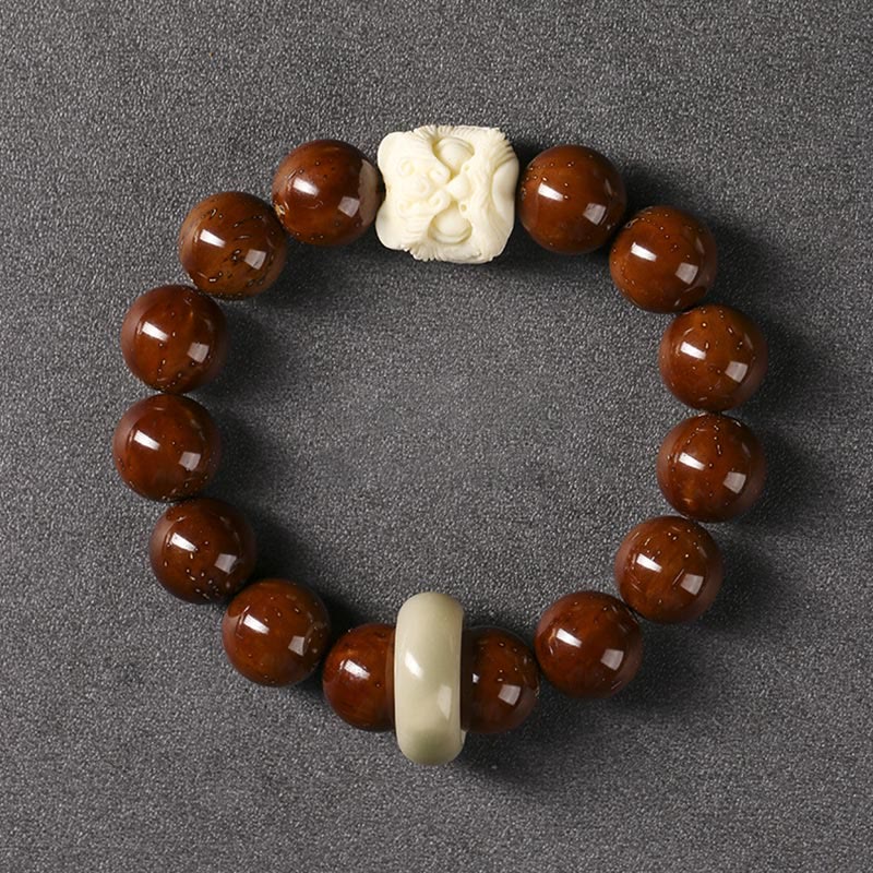 Armband mit braunen Perlen und cremefarbenen Bodhi-Samen Verschluss.