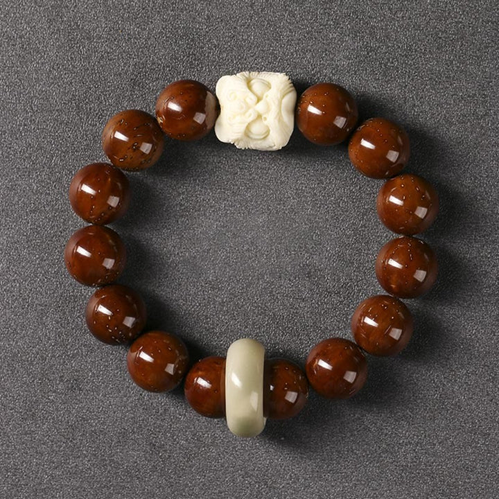 Armband mit braunen Perlen und cremefarbenen Bodhi-Samen Verschluss.