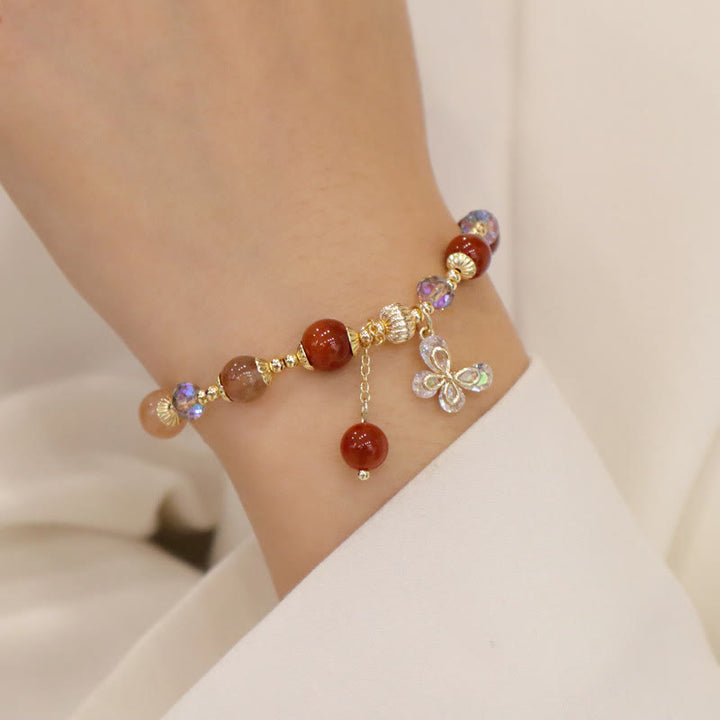 Armband Kristall Schmetterling Wohlstand mit roten Steinen elegant getragen