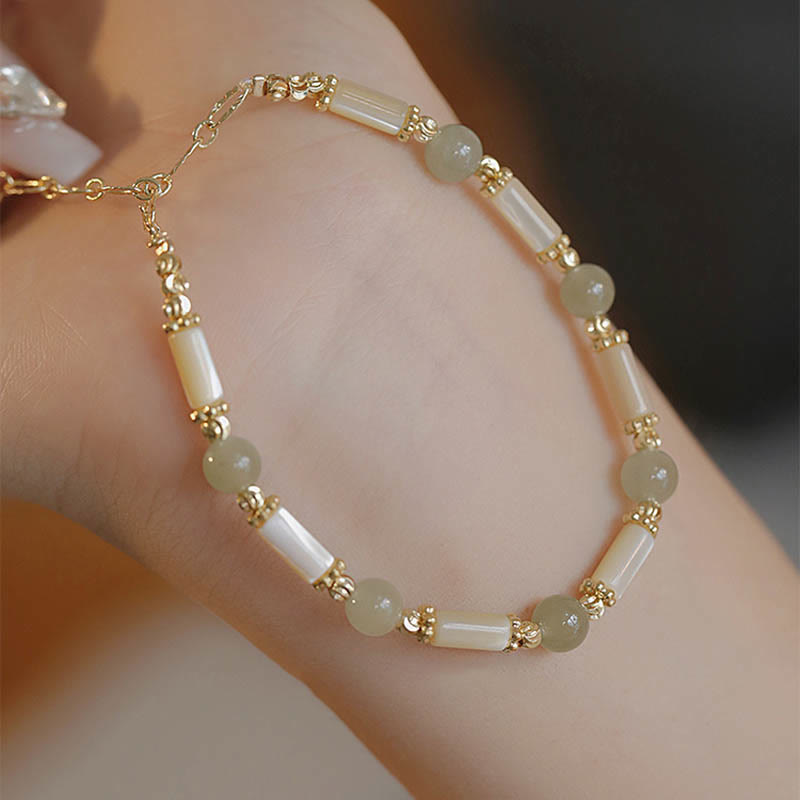 Elegantes Armband mit Jade und Perlmutt am Handgelenk getragen