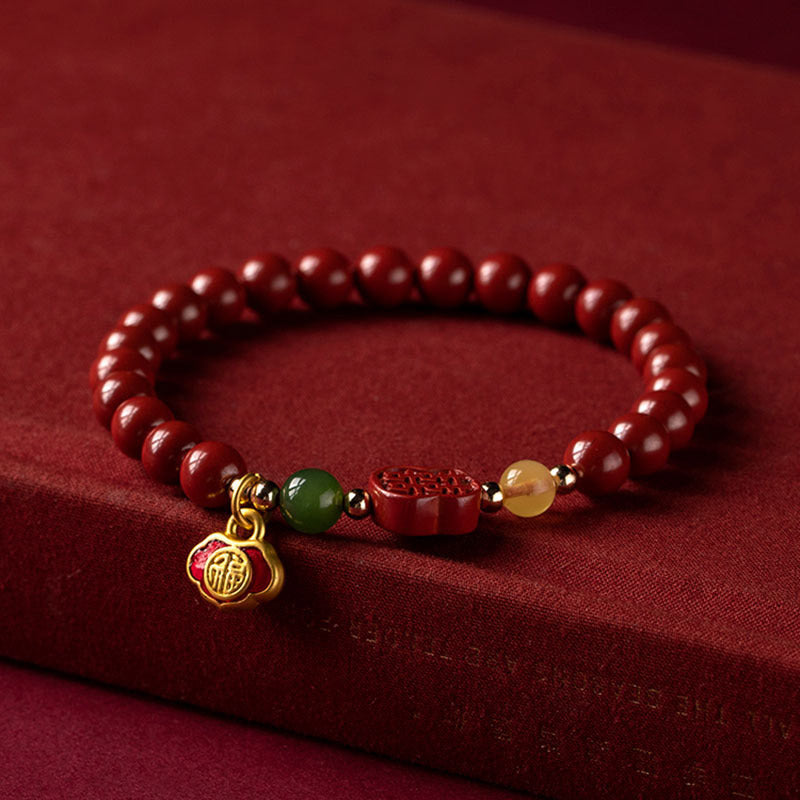 Armband Zinnober – Glück & Ruhe rote Perlen Flachaufnahme auf Stoff