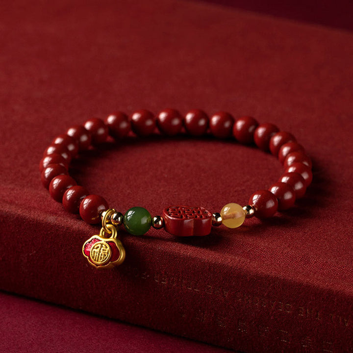 Armband Zinnober – Glück & Ruhe rote Perlen Flachaufnahme auf Stoff