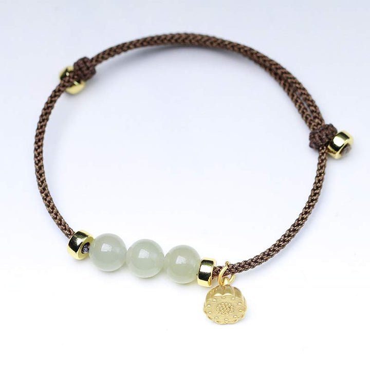 Armband Jade Lotus – Stärke, grüne Perlen, goldene Verzierungen, Baumwollschnur.