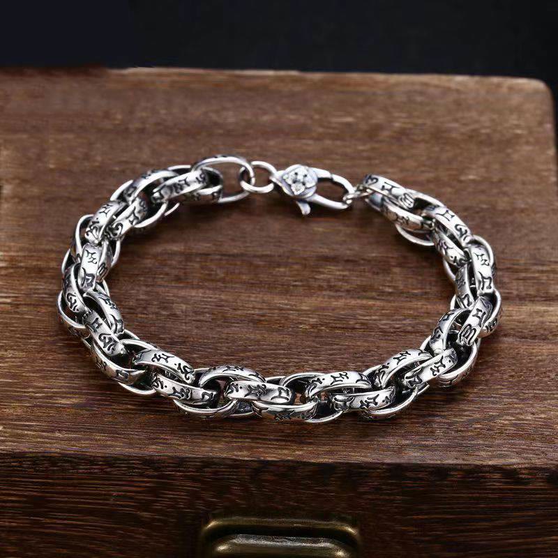 Silbernes Armband Om Mani Padme Hum auf Holzoberfläche Harmonie.
