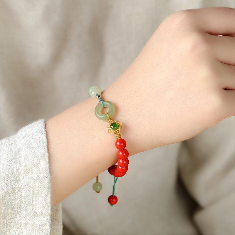 Armband Zinnober Jade – Segen Energie am Handgelenk getragen rot grün