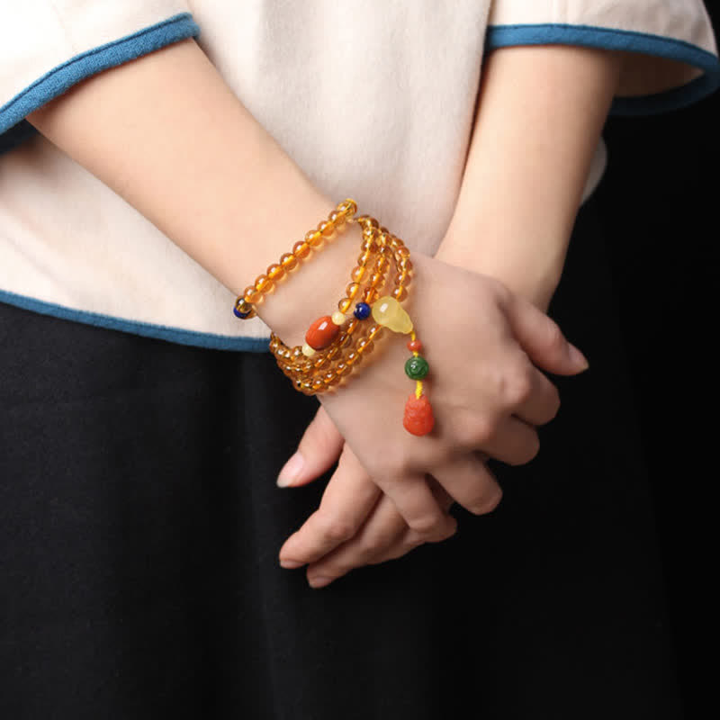 Armband Roter Achat Citrin Pixiu am Handgelenk mit Natursteinen getragen