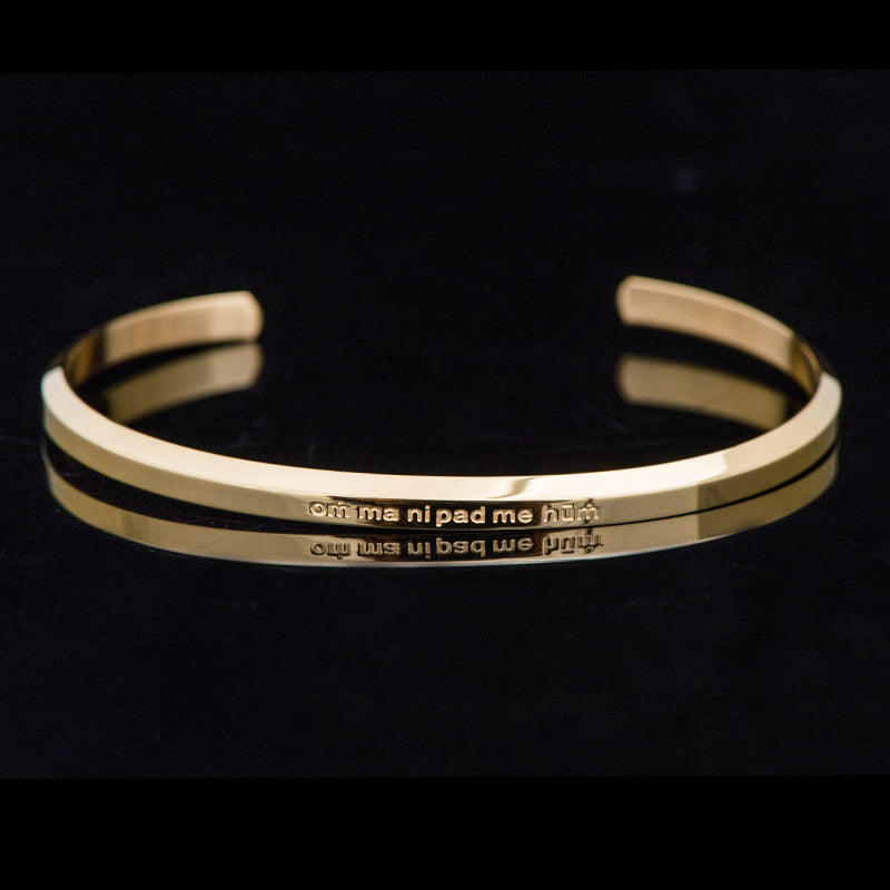 Goldenes Armband – Schutz & Segen mit eingraviertem Text Handgelenk.