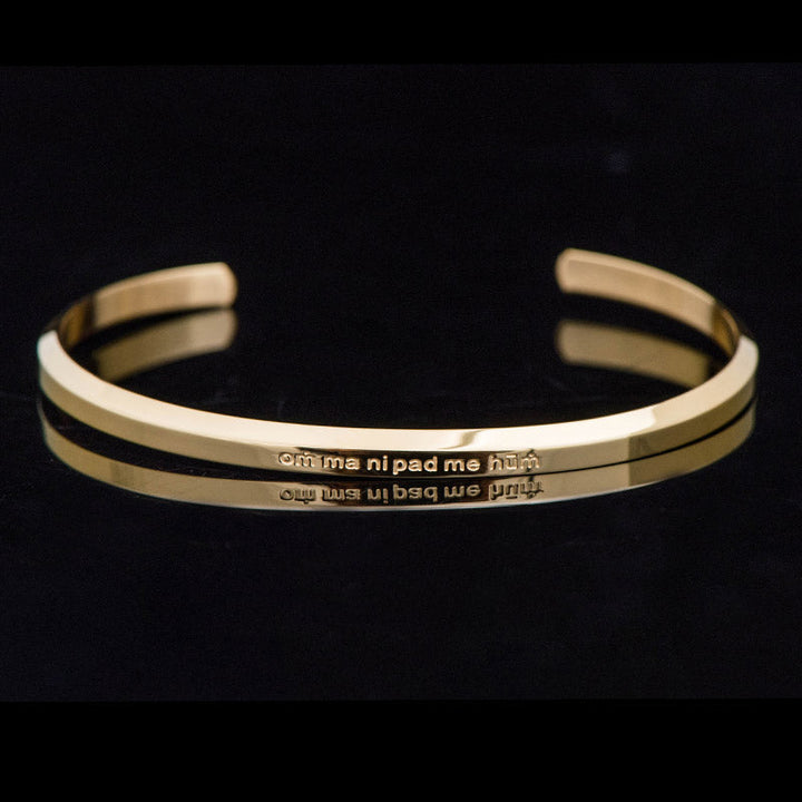 Goldenes Armband – Schutz & Segen mit eingraviertem Text Handgelenk.