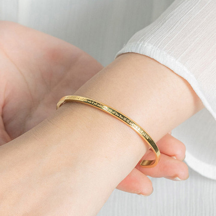Goldenes Armband – Schutz & Segen am Handgelenk elegant getragen
