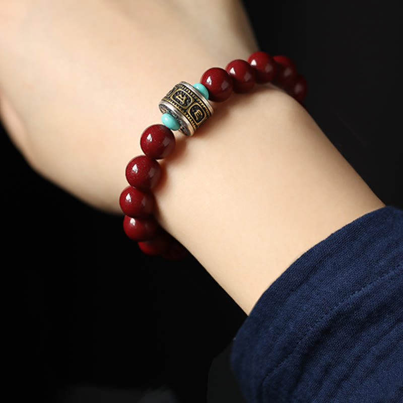 Rotes Armband mit 925 Silber Om Mani Padme Hum Anhänger am Handgelenk