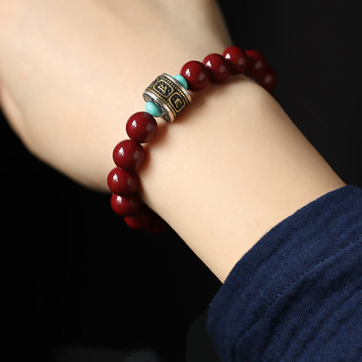 Rotes Armband mit 925 Silber Om Mani Padme Hum Anhänger am Handgelenk
