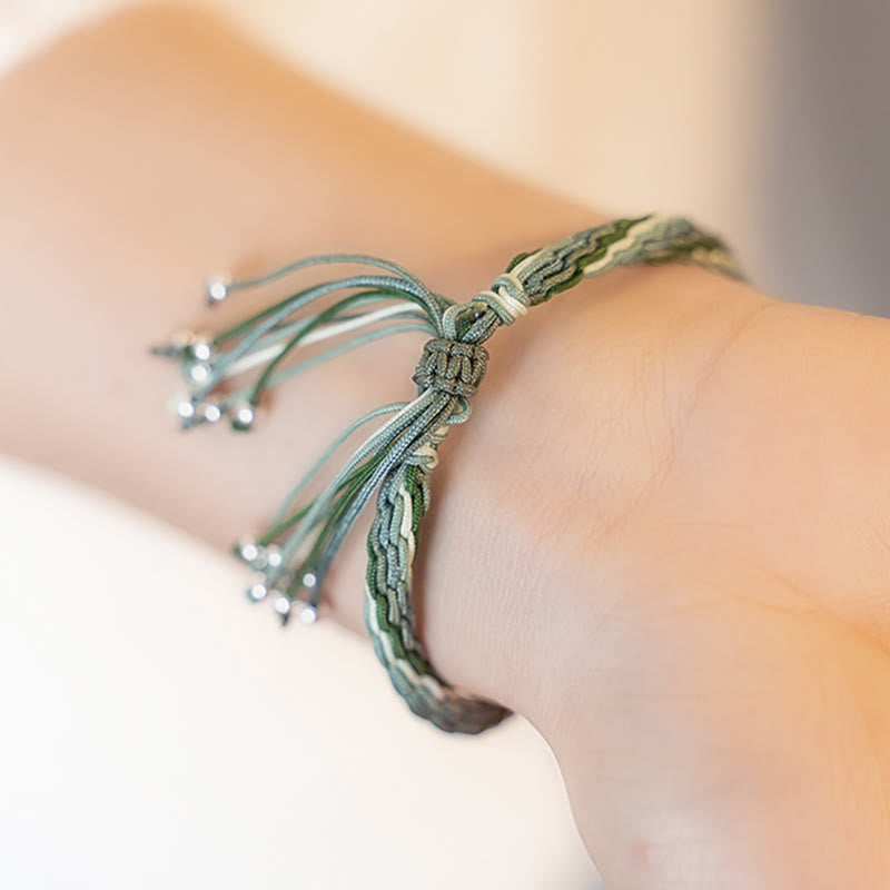 Grünes Bambus Armband mit silbernen Perlen am Handgelenk getragen elegant