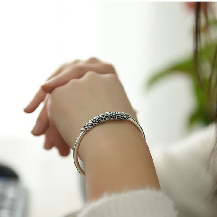 Silbernes Armband Om Mani Padme Hum – Frieden elegant am Handgelenk getragen