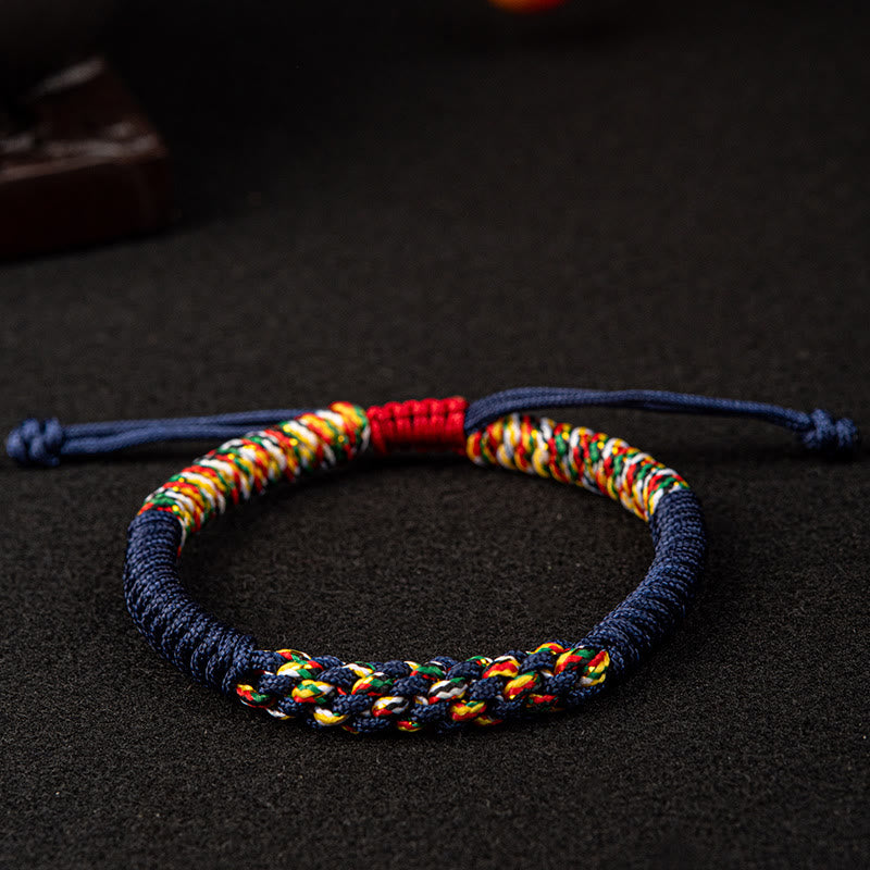 Bunte Mala Armband mit blauem Seil auf dunklem Hintergrund Nahaufnahme